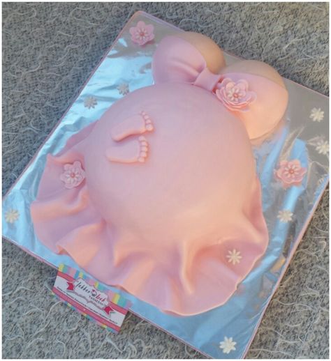 Pregnant belly cake in soft pink Pregnant Belly Cake Ideas, Baby Belly Cake, Pregnant Belly Cakes, Baby Bump Cakes, 19th Birthday Cakes, Belly Cakes, Baby Gender Reveal Party Decorations, Pregnant Sisters, Baby Gadgets