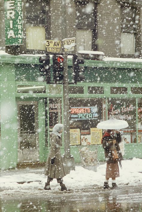 Snowy Day Aesthetic, Christmas In New York Aesthetic, New York Noel, Winter In New York, Fashion New York, Saul Leiter, New York Wallpaper, New York Winter, Snow Photography