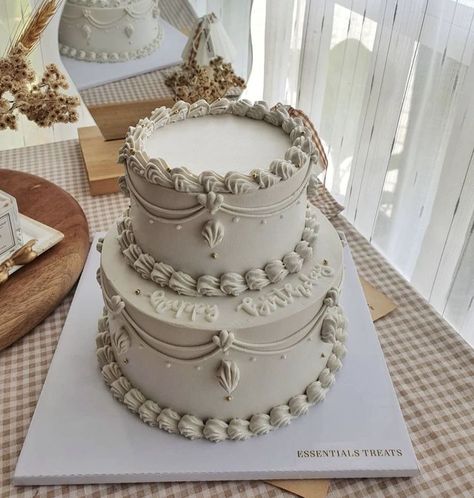 Vintage Cake Design Aesthetic, Tiered Cake Ideas, Vintage Cake Simple, Vintage Cake Design Birthdays, Tortas Aesthetic Vintage, Cakes Aesthetic Vintage, Simple Vintage Cake, White Vintage Cake, Heart Cake Designs