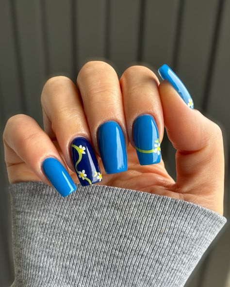 🦋New dip powder nails using @glamrdip liquids and the shades: #Undone (cerulean blue) #Dusk (dary navy) & their acrylic nail art liners. . . . #nails #nailart #naildesign #nailinspo #longnails #squarenails #bluenails #flowernails #dippowdernails #dipnails #acrylicnails #prettynails #simplenails #easynailart #glamrdip #nailthemani #diynails #cutenails #nailtrends #manicure Blue Daisy, Acrylic Nail Art, Dip Powder Nails, Easy Nail Art, Powder Nails, Square Nails, Flower Nails, Nail Trends, Blue Nails