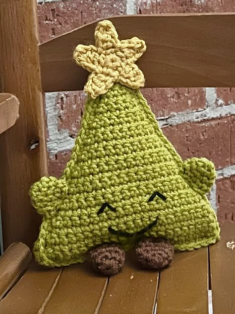 Crochet Stuffed Christmas Tree, Crochet Crafts Christmas, Crochet Christmas Tree Amigurumi Free Pattern, Crochet Tree Amigurumi, Christmas Plush Crochet, Crochet Christmas Tree Plush, Crochet For Christmas Gift Ideas, Christmas Tree Amigurumi Free Pattern, Christmas Crocheting Ideas