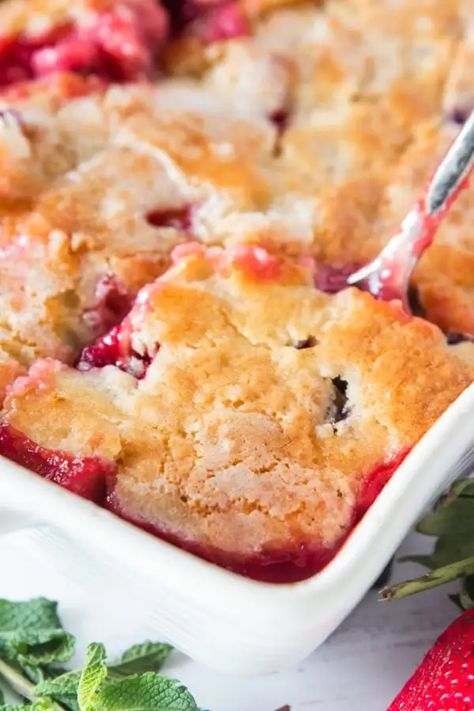 Best Strawberry Cobbler Recipe is made of sweet and tart flavors that mingle together, served with a large scoop of vanilla ice cream! #strawberrycobbler #beststrawberrycobbler #berrycobbler #reluctantentertainer Rasberry Cobbler, Raspberry Cobbler Recipe, Cobbler With Bisquick, Strawberry Cobbler Recipe, Strawberry Cobbler Recipes, Raspberry Cobbler, Easy Blueberry Cobbler, Cobbler Recipes Easy, Cobbler Easy