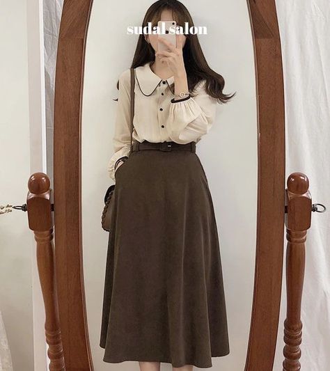 Light Academia Outfit Women, Fashion For School, Light Academia Outfit, Academia Aesthetic Outfit, Dark Academia Outfits, Skirts Pleated, Dark Academia Outfit, Dark Academia Clothes, Academia Clothes