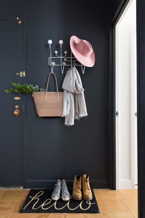 Create a mudroom alternative by DIY-ing a chic little welcome mat for shoes Entryway Paint, Entryway Paint Colors, Couple Apartment, Diy Hat Rack, Vstupná Hala, Small Hallway Ideas, Apartment Entryway, Small Entryways, Foyer Decorating