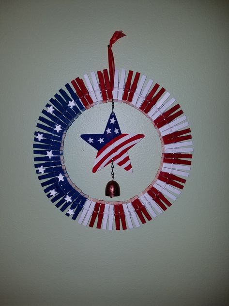 Clothespin Ornaments, Clothespin Diy Crafts, Clothespins Diy, Wooden Clothespin Crafts, Clothespin Wreath, Clothespin Art, Clothespin Crafts, Patriotic Wreaths, Bad Grammar