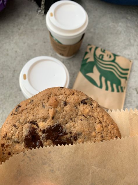 Starbucks Pastry, Starbucks Treats, Low Cal Starbucks Drinks, Starbucks Pastries, Cookie And Coffee, Starbucks Cookie, Starbucks Cookies, Starbucks Secret Menu Drinks, Food Pic