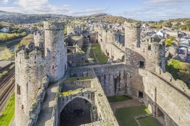 Castles In Europe, Life In Germany, Castles In Wales, Dracula Castle, European Castles, Fairytale Fantasies, Wales Uk, Architectural Styles, Rock Face