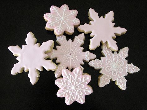 Pink Snowflake Sugar Cookies Christmas Snowflake Cookies, Sugar Cookies For Christmas, Pink Blue Christmas, Frozen Party Theme, Snowflake Christmas Cookies, Frozen Themed Birthday Cake, Snowflake Sugar Cookies, Snowflake Sugar, Cookie Royal Icing