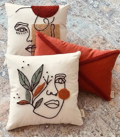 Punch Desenleri Modern, Punch Needle Flowers, Crochet Cushion Covers, Needle Cushion, Cushion Embroidery, Crochet Cushion, Pillow Crafts, Cozy Spaces, Bantal Sofa