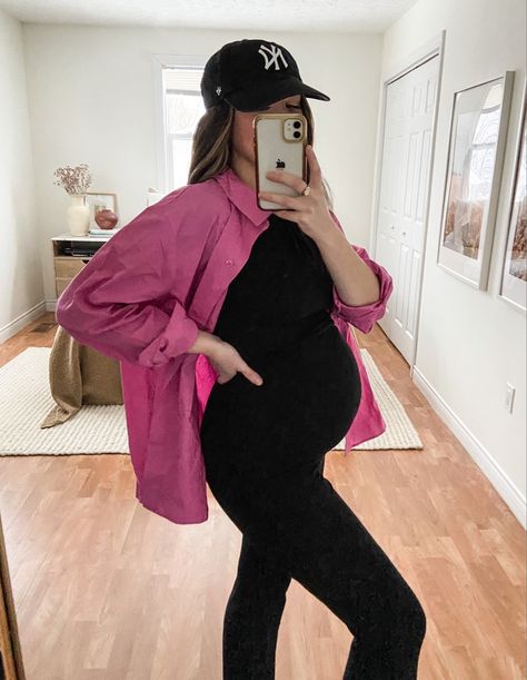 Cool Pregnant Mom Outfits, Shirt Pregnant Outfit, Style Bump Outfit Ideas, Maternity Pink Dress, High Fashion Maternity Outfits, Pregnancy Valentines Outfits, Maternity Shirt Outfit, Pregnant Pants Outfit, Nyc Maternity Style