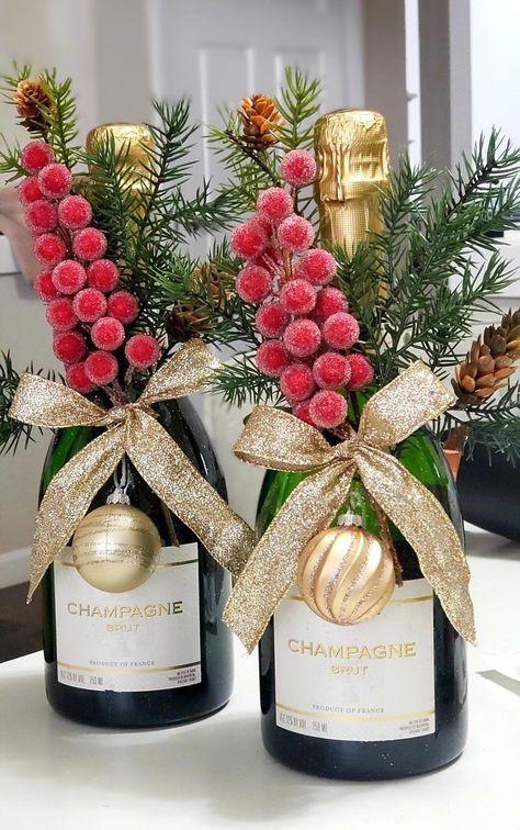 Wrap Multiple Gifts Together, Gift Centerpiece Ideas, Christmas Wine Basket Ideas, Home Office Christmas Decorations, Modern Christmas Centerpieces For Table, Christmas Office Gifts Coworkers, Christmas Party Hostess Gift Ideas, New Christmas Decor Ideas 2023, Dinning Room Christmas Decorations