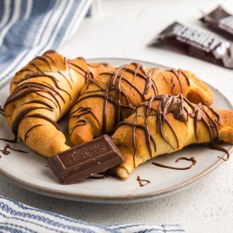 Air Fryer Chocolate Croissants - Air Frying Foodie Chocolate Croissant Recipe, Crescent Roll Recipe, Filled Pastries, Croissants Recipe, Fancy Food Presentation, Chocolate Croissants, Fancy Breakfast, Air Fryer Steak, Croissant Recipe