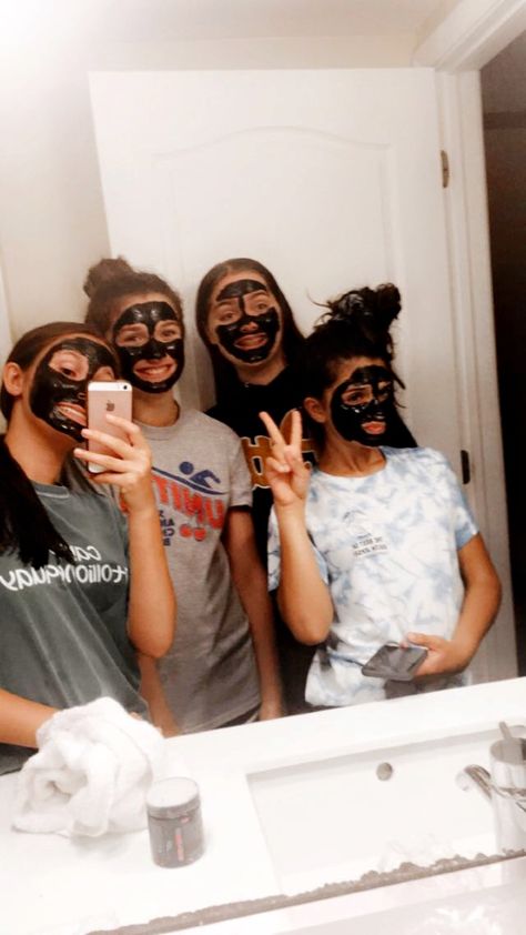 Face Mask Birthday Party, Spa Night Sleepover, Spa Day At Home With Friends, Prom Sleepover, Friends Spa Day, Spa Day With Friends, Slumber Party Aesthetic, Summer List Ideas, Couples Spa Day