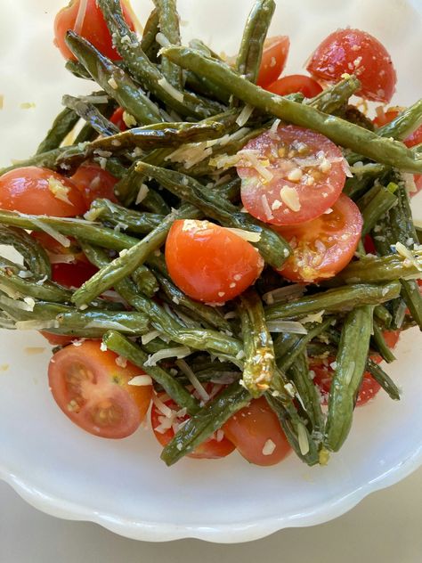 It’s easy to get stuck in a rut with salads. So often we tend to think of salads as those leafy green creations, but this Italian green bean salad is a great alternative. It’s full of Salad Dressing Recipes Vinaigrette, Grilled Beef Ribs, Green Bean Salad Recipes, Italian Green Beans, Green Bean Salad, Beef Ribs Recipe, Green Bean Salads, Bean Salad Recipes, In A Rut