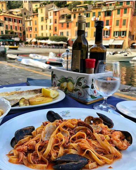 Dinner in Portifino, Italy Sorrento Italy Aesthetic, Postcards From Italy, Italy Restaurant, Portofino Italy, Italian Cafe, Sorrento Italy, Italy Food, Italy Aesthetic, Seafood Dinner