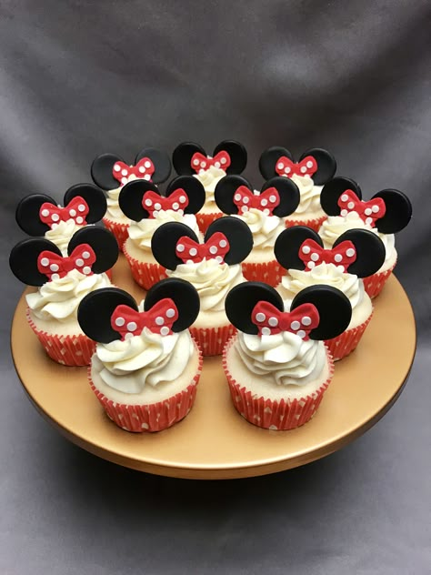 Red And Black Minnie Mouse Cake, Minnie Mouse Cupcake Ideas, Minnie Mouse Birthday Party Ideas Red, Red Minnie Mouse Party Ideas, Red Minnie Mouse Cake, Minnie Mouse Birthday Party Ideas Diy, Minnie Birthday Party Ideas, Minnie Mouse Fondant, Cupcakes Minnie Mouse