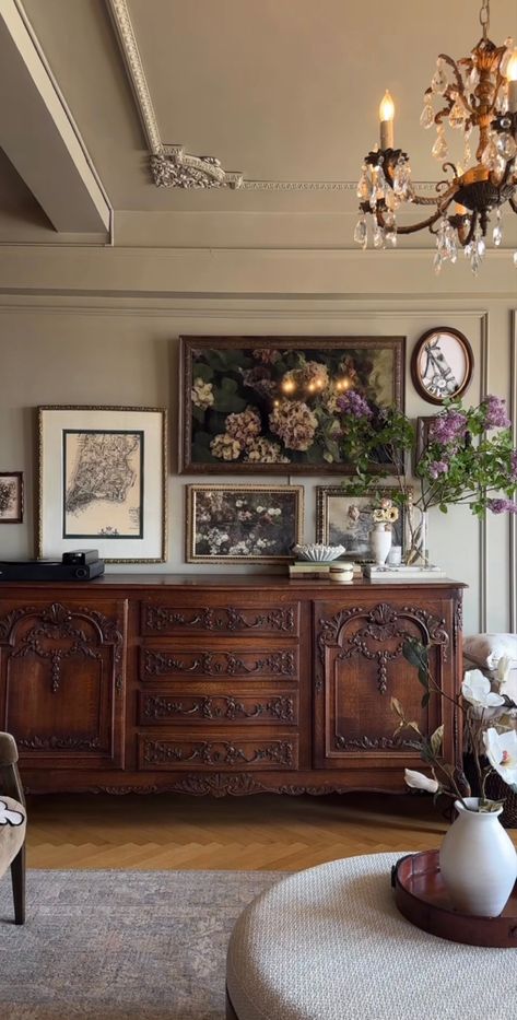 English Cottage Tv Room, Living Room Designs Eclectic Transitional, Old World Style Home, French Farmhouse Style Kitchen, Moody Vintage Rooms, Antique Home Aesthetic, Warm Moody Living Room, Victorian Home Decor Modern, Vintage Couch Living Room