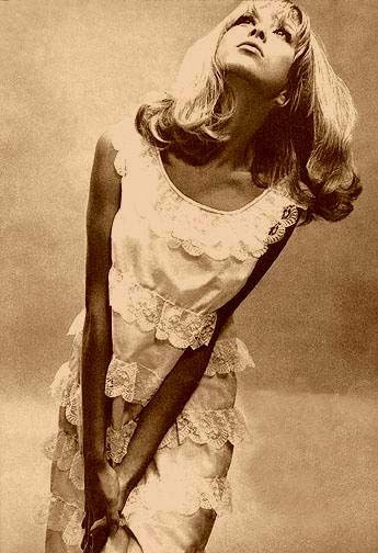 Beautiful vintage 60s dress. 1960s Vogue, Pattie Boyd, Wonderful Tonight, Jean Shrimpton, Vogue Models, Fashion 1960s, Swinging Sixties, Sharon Tate, Beach Bride