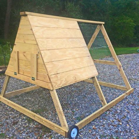 Moveable Chicken Coop, Vertical Planter Box, A Frame Chicken Coop, Ladder Planter, Garden Ladder, Small Chicken Coops, Easy Chicken Coop, Planter Box Plans, Portable Chicken Coop