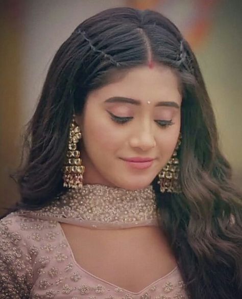 Sindoor Look Hairstyle, Shivangi Joshi Hairstyle, Nayra Hairstyles, Naira Hairstyles In Yrkkh, Naira Outfits, Exclusive Saree Blouse Designs, Hairstyles For Gowns, Shivangi Joshi Instagram, Girls Dresses Diy