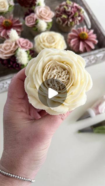 Rachelles on Instagram: "WINTER ROSE  Pipe a wintery rose with me. Inspired by the colours in my garden. This will be teamed with dusky pinks and creamy grasses. Happy Friday. Rachel x  PS. See my Cake School for lots of lovely SLOW tutorials! Link is in my Instagram bio   .  .  . #cakeclassesuk #flowerpiping  #buttercreamrose #rose #buttercreamrose #sugarflair #buttercreamflowers #caketutorials  #cakeclass #cakecourse #caketutorial #cakeinspo #cakesofinsta #cake business #Baking life #cakeworld #cakedecor #bakingclasses #onlinecake #bakersofig #cakeart #supportsmall  #reels #caketutorials #onlinelearning #floralpiping #cupcakequeen #pipingtips #art #likes4likes" Buttercream Rose Cake, My Cake School, How To Pipe Roses, Cupcake Bouquets, Cupcake Queen, Buttercream Roses, Cake Piping, Cake Classes, Creative Cupcakes