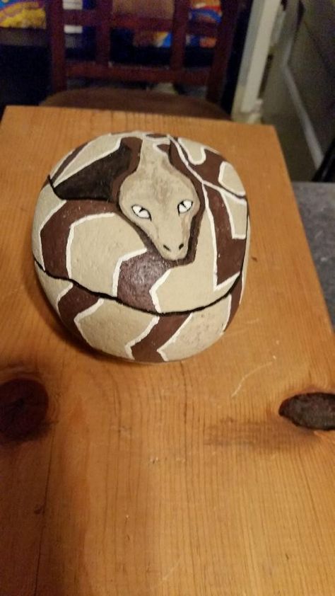 Large snake painted rock. Snake Painted Rocks Ideas, Painted Rock Snakes, Snake Rock Painting Ideas, Rock Snake Painting, Painted Rock Snake, Snake Rock Painting, Snake Rock, Painted Snake, Snake Painting