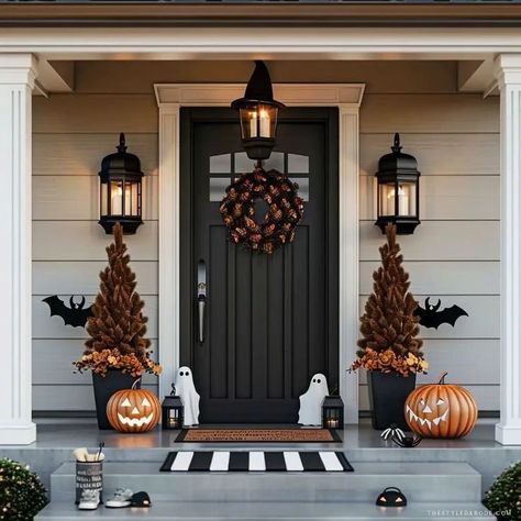 12 ideas for decorating your exterior for halloween Fall Halloween Porch Decor, Halloween Planter Ideas Front Porch, Porch Decorating Halloween, Front Porch Halloween Ideas, Front Porch Halloween Decor, Modern Halloween Decorations, Halloween Front Porch Ideas, Porche Halloween, Halloween Porch Decor