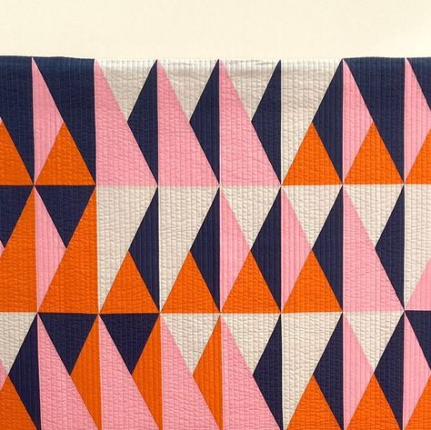 Pattern Triangle, Geometric Quilt Patterns, Modern Quilts Ideas, Modern Quilt, Art Deco Pattern Geometric, Modern Geometric Quilt, Grandmother Quilt, Light Quilt, Geometric Quilt