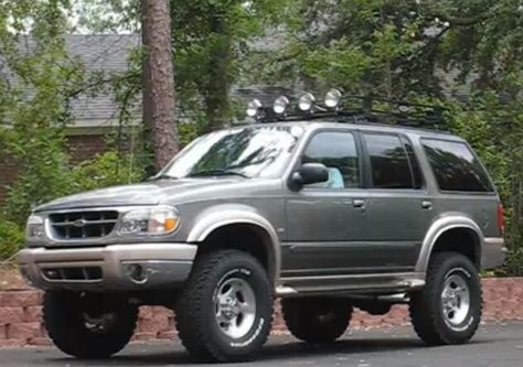 Lifted explorer Ford Explorer Off Road, Lifted Ford Explorer, Truck Upgrades, Isuzu Trooper, Ford Explorer Xlt, Lifted Ford, Ford 4x4, Mercury Mountaineer, Ford Explorer Sport