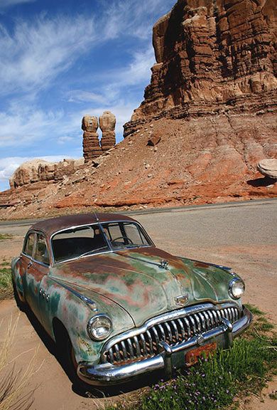 Old Buick in Bluff Utah at the Cow Canyon Trading Post Twin Rocks in the background Buick Cars, Taos New Mexico, Old Gas Stations, Rusty Cars, Abandoned Cars, American Southwest, Photo Of The Day, Old Barns, 판타지 아트