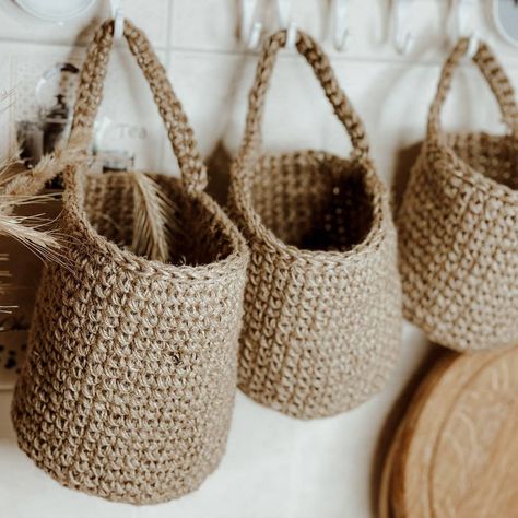 "Jute crochet handing basket" Crochet With Jute, Crochet Jute Basket, Crochet Hanging Baskets, Easy Crochet Basket Pattern, Hanging Wall Baskets, Boho Basket, Crochet Hanging, Jute Hanging, Wall Hanging Basket