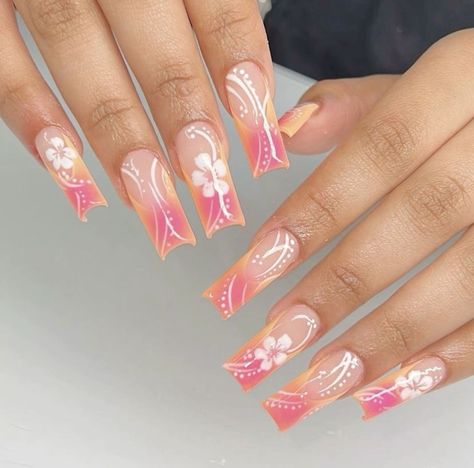 There's a new beauty trend taking over Instagram and it's absolutely stunning. Say hello to "quartz nails". Elegant Nails Coffin, Nude Nails With Black Design, Nude Nails For Brown Skin, Bali Nails, Dominican Nails, Hawaiian Flower Nails, Hawaiian Nails, Quartz Nails, Airbrush Nails