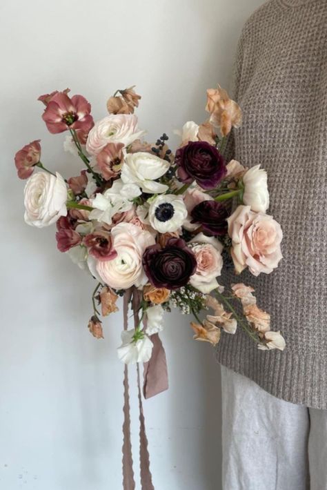 Looking for elegant flower arrangements for a winter wedding? We’ve rounded up 30+ winter wedding flower ideas for bouquets, centerpieces, table flowers, and more! Whether your wedding is in December, January, or February, you’ll find stunning white, blue, and burgundy winter wedding florals here. Winter bridal bouquets, Christmas bridal bouquets, January wedding flowers. February Wedding Flowers, January Wedding Flowers, Winter Wedding Flowers Bouquets, White Bridal Flowers, Christmas Wedding Flowers, Winter Bridal Bouquets, Winter Floral Arrangements, Burgundy Bouquet, Bridal Bouquet Blue