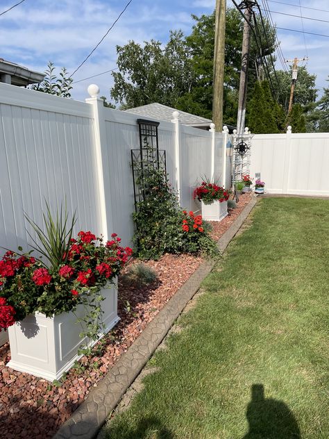 Backyard Landscaping White Fence, White Corner Fence Ideas, White Vinyl Fence Solar Lights, White Vinyl Fence Landscaping, Fence Gardening, White Vinyl Fence Front Yard, White Vinyl Fence, Planter Beds, White Fence