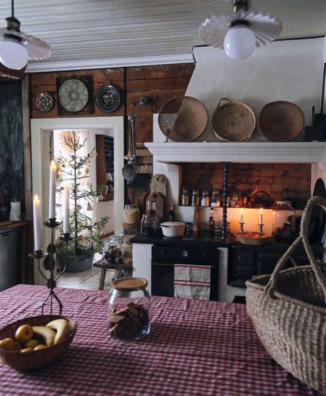 Nordic House Interior, Old World Cottage, Scandi Rustic, Finnish House, Modern Provincial, Scandinavian Cottage, Nordic Homes, Scandinavian Homes, Swedish Cottage