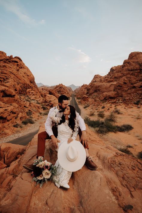 Engagement Photos Desert Las Vegas, Vegas Desert Wedding Photos, Western Vegas Elopement, Vegas Wedding Desert, Simple Vegas Wedding, Valley Of Fire Engagement Photos, Sedona Wedding Photos, Valley Of Fire Wedding Photography, Valley Of Fire State Park Wedding