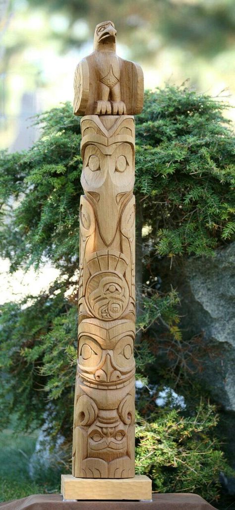 Totem Tiki, Native American Totem Poles, Art Sculpture En Bois, Arte Haida, Totem Pole Art, Native American Totem, Wood Carving Faces, Tiki Totem, Haida Art