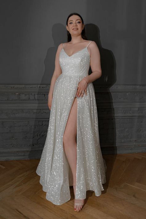 Looking for the dreamiest, princess-like, and utterly unique plus-size wedding dress that won’t break the bank? Well, your search ends right here. Enter the realm of Olivia Bottega – hands down, one of the most stunning bridal brands ever.