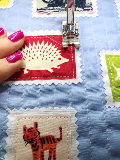 Postage Stamp Quilt, Pillow Tutorial, Fabric Stamping, Mini Quilts, Quilted Pillow, Sewing Projects For Beginners, Patchwork Quilt, Fabric Projects, Quilting Crafts