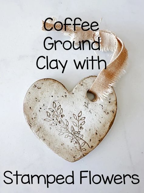 easy coffee ground clay Stamped Air Dry Clay Ornaments, Clay Heart Ideas, Air Dry Clay Ideas Easy Step By Step, Diy Clay Stamps, Easy Christmas Clay Ideas, Diy Clay Decor, Clay Creations Easy, Air Dry Clay Ideas Christmas, Paper Clay Crafts