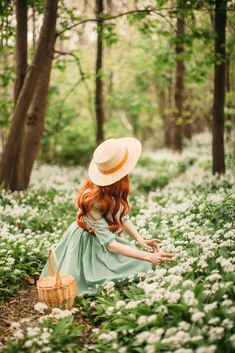 I've never gone flower picking but it seems super chill Flower Picking, Fairy Festival, Picking Flowers, Wild Garlic, Cute Love Couple Images, Cute Love Couple, Instagram Inspiration, Aesthetic Outfits, Cute Love