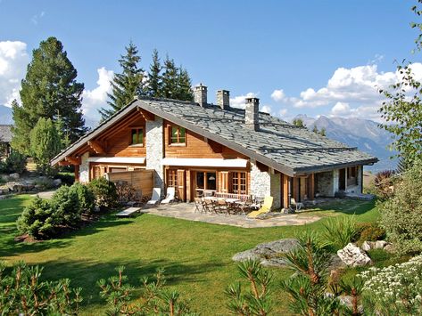 Switzerland Homes, Switzerland House, Chalet Exterior, European Homes, Swiss House, Swiss Chalet, Traditional Houses, Switzerland Travel, Guest Experience