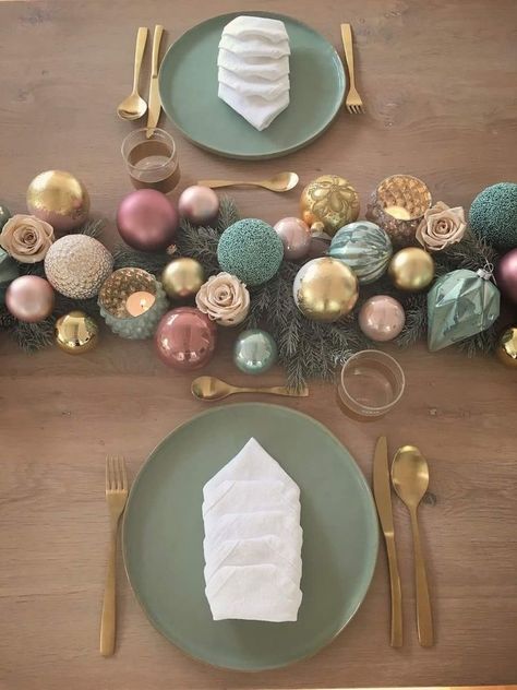 Table Decorations Green, Pink Christmas Table Setting, Pink Christmas Table, Hot Pink Christmas, Tablescape Christmas, Vintage Pink Christmas, Christmas Party Table, Christmas Table Setting, Tafel Decor