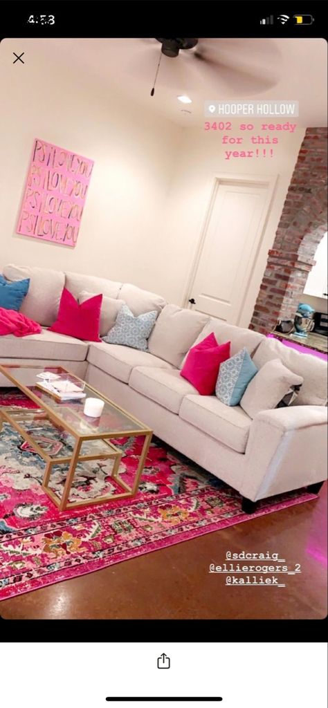 Living Room Preppy Aesthetic, Cute Preppy Living Room, Pink Preppy Living Room, Light And Bright Apartment, Canvas Apartment Decor, Preppy Living Room Apartment, Preppy Aesthetic Apartment, Cute Preppy Apartment, Very Simple Bedroom Ideas