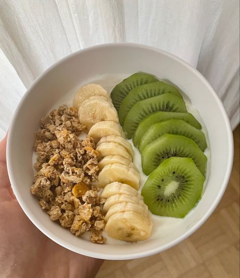 Kiwi Yogurt Bowl, Yogurt And Granola Bowl, Granola With Yogurt, Aesthetic Yogurt Bowls, Granola And Yogurt Breakfast, Yogurt Aesthetics, Fruit And Yogurt Bowl, Granola Fruit Bowl, Healthy Dorm Food