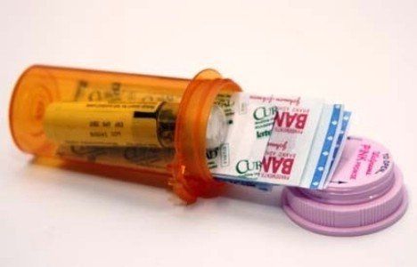 Mini first aid kit inside pill vial -------- Top 33 Most Creative Camping DIY Projects and Clever Ideas - Page 28 of 4 - DIY & Crafts Camping Diy Projects, Prescription Bottle, Camping Cornwall, Mini First Aid Kit, Auto Camping, Camping Desserts, Camping Diy, Pill Bottle, Pill Bottles