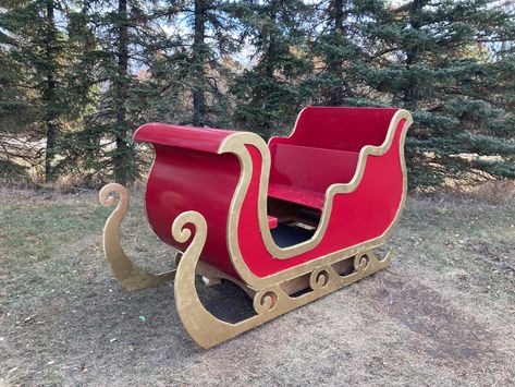 Santa sleigh. Christmas sleigh. Photography prop. Wooden Sleigh Diy, Holiday Woodworking Projects, Christmas Venue, Christmas Vegetables, Christmas Santa Sleigh, Outdoor Christmas Diy, Christmas Booth, Christmas Suit, Wooden Christmas Crafts