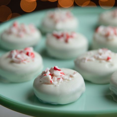 Shortcut Peppermint Bark by Ree Drummond Quick Christmas Cookie Recipe, Peppermint White Hot Chocolate, Pioneer Woman Christmas, Mall Santa, Peppermint White Chocolate, Ree Drummond Recipes, Peppermint Bark Recipes, Chocolate Peppermint Cookies, White Chocolate Truffles