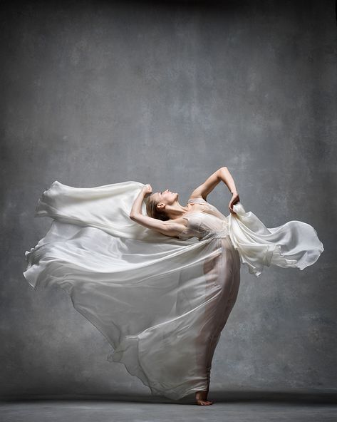 Charlotte Landreau (Martha Graham Dance Company) photographed by Ken Browar and Deborah Ory. Contemporary Dance Art, Dance Photo Shoot, Dance Project, Dance Photography Poses, Alvin Ailey, Ballet Poses, Dance World, Misty Copeland, Ballet Photography