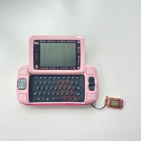 Juicy Couture Sidekick II phone 00s Technology Aesthetic, Sidekick Phone Aesthetic, Sidekick Aesthetic, T Mobile Sidekick, Sidekick Phone, Mha Style, 2000s Tech, Retro Phones, February Art